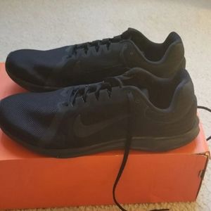 Nike Mens Downshifter 8 (4E) Black size 9